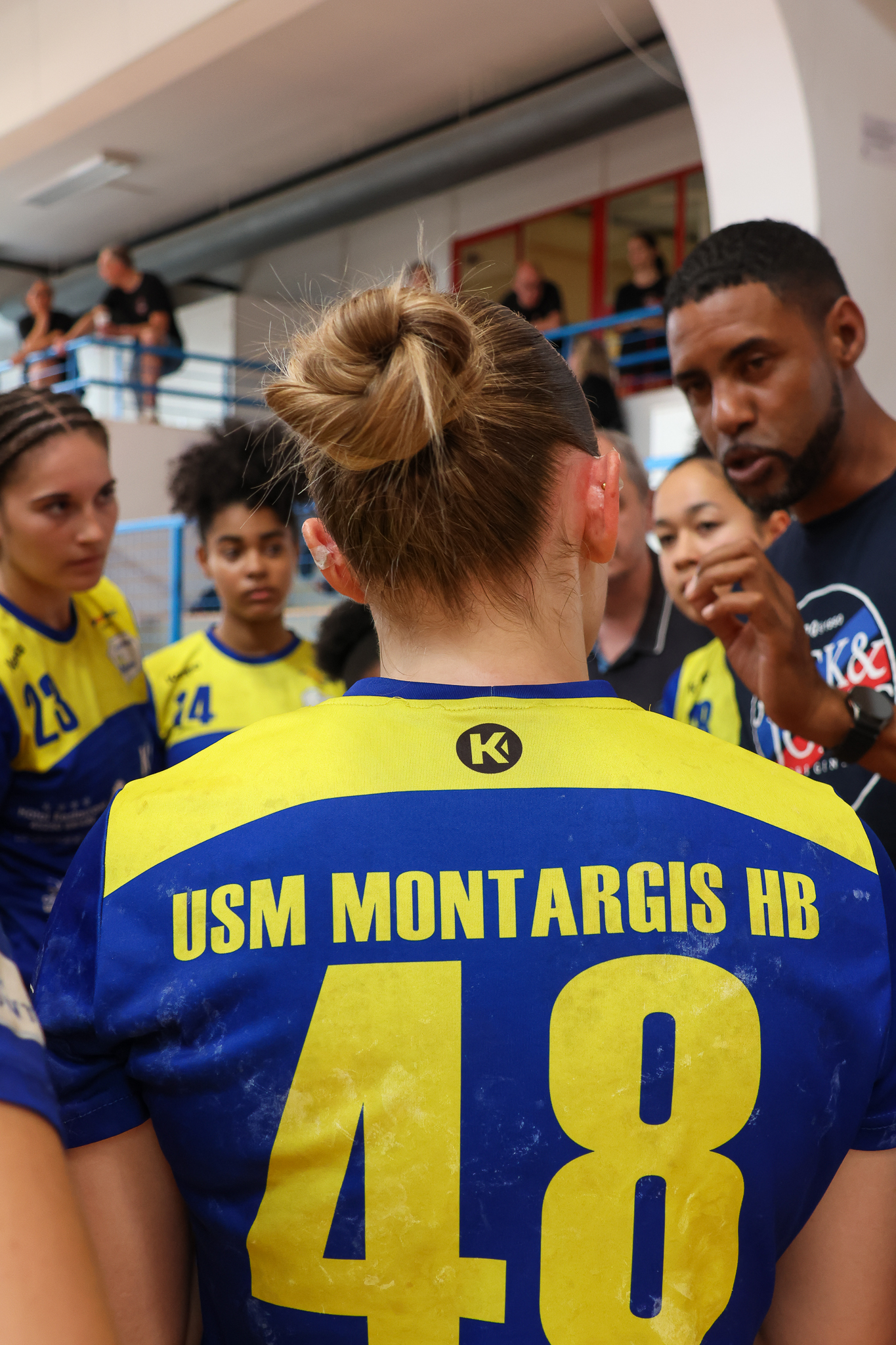 Échange entre Adriano Marlin et les joueuses — SMOC–USM