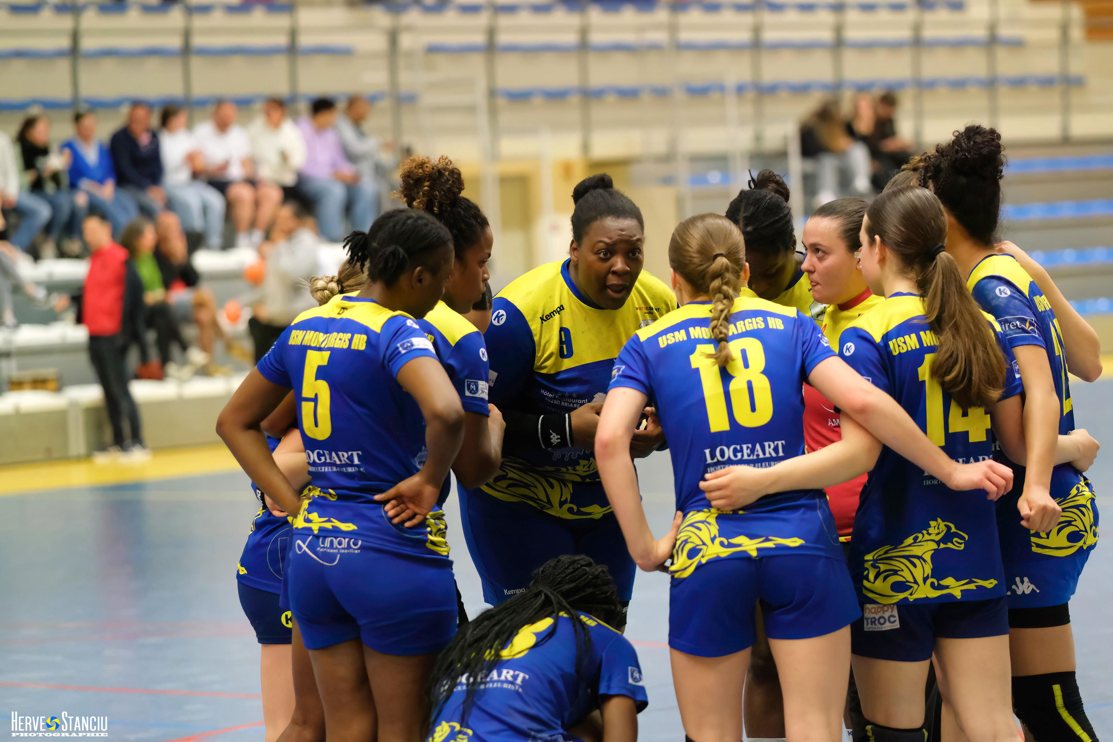 Les joueuses de l’USM Montargis réunies sur le terrain