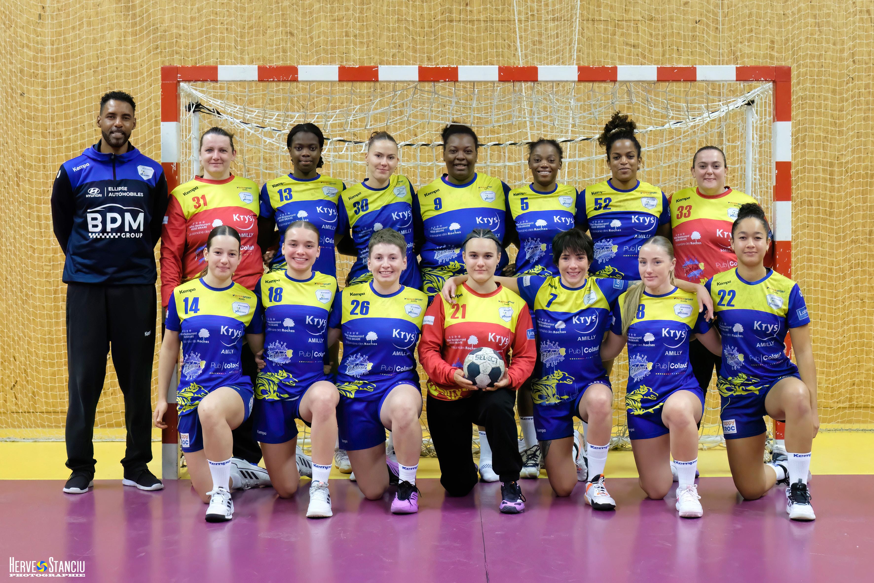 Équipe seniors féminine de l’USM Montargis avec Adriano Marlin