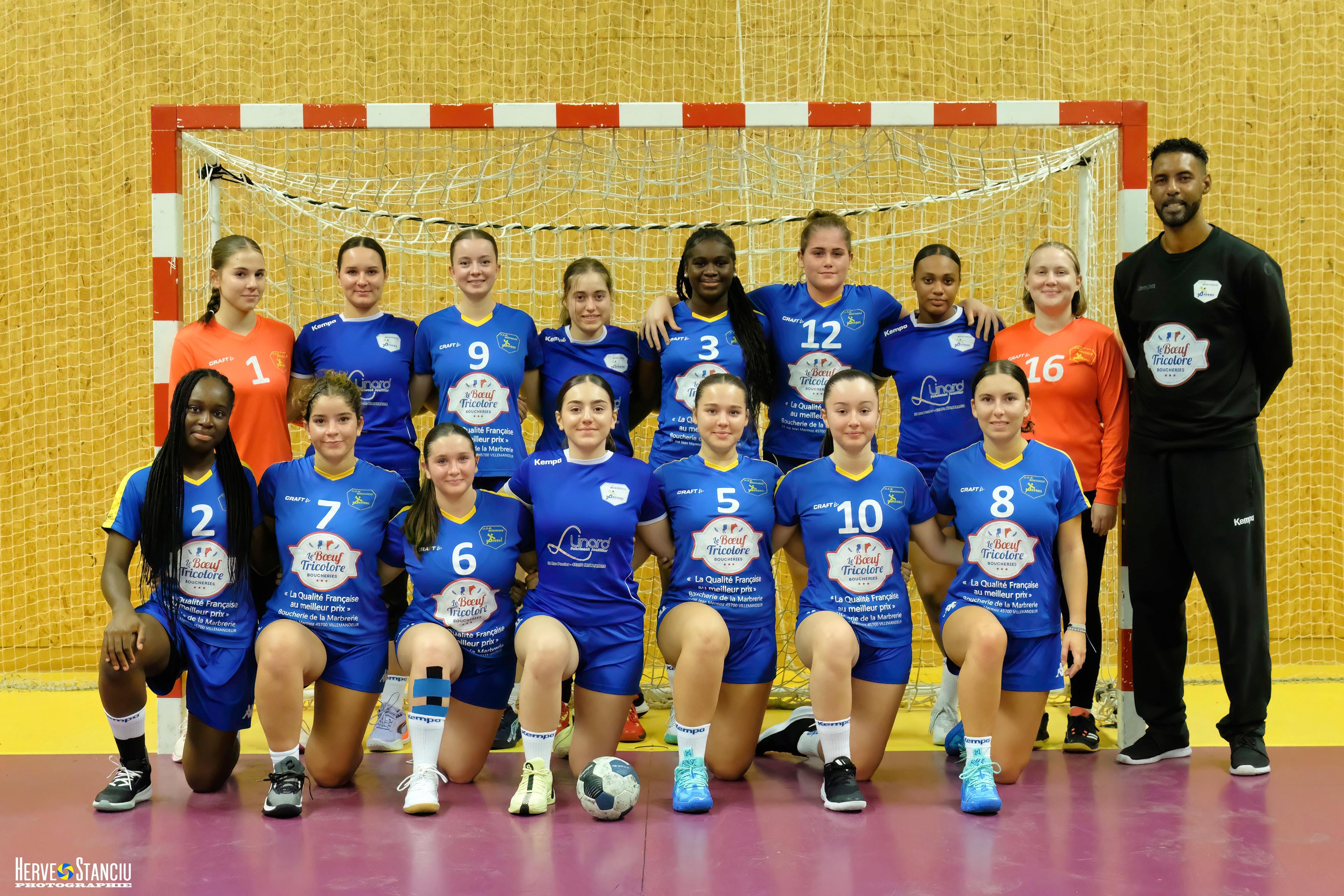 Équipe U18 féminine de l’USM Montargis avec Adriano Marlin